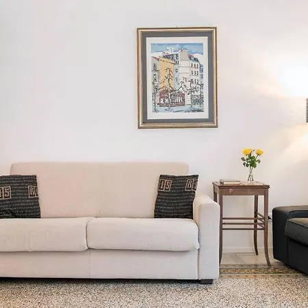 Treasurerome Opera Apartment *