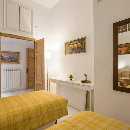Treasurerome Opera Apartment *