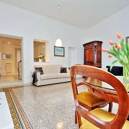 Treasurerome Opera Apartment *