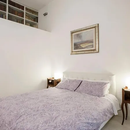 Treasurerome Opera Apartment *