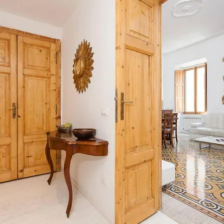 Treasurerome Opera Apartment *